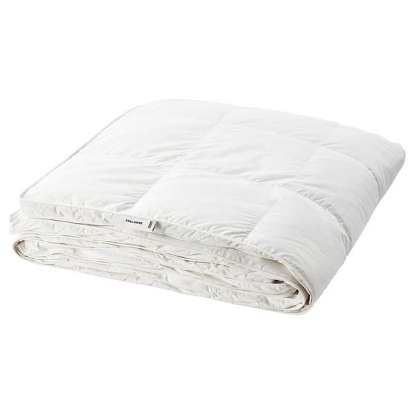 Ett vitt fjällräventäcke, tjockt och fluffigt, snyggt vikt. Den är tillverkad i 100% bomull med dun- och fjäderfyllning och ger extra värme.