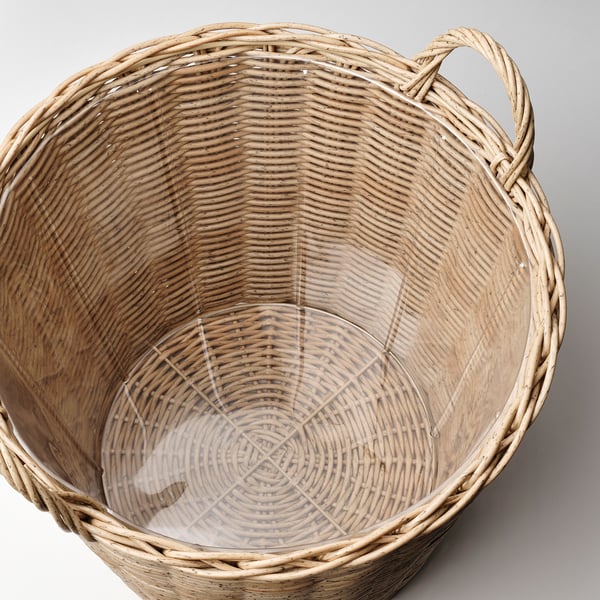 Handvävd, naturlig flätad korg med genomskinligt plastfoder. Robust, hållbar, perfekt för förvaring eller växter.
