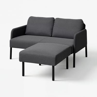 Mörkgrå tygsoffa med matchande fotpall, minimalistisk design, svarta metallben.