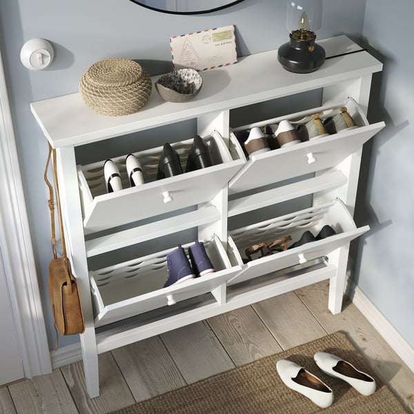 Det vita skoskåpet GULLABERG har plats för 8 par, med elegant, traditionell design och knoppar i trä för att organisera entrén eller hallen.