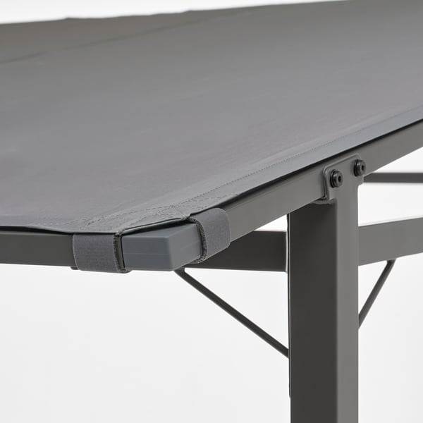 Slitstark stålram med robust tyg, solavvisande kapell.