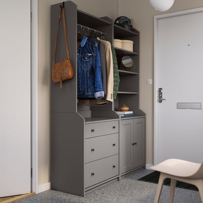 Modern entré med grå HAUGA garderober, hängande jackor och väskor.