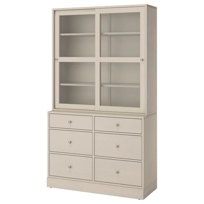 En beige möbelmöbel HAVSTA med sex lådor och glasdörrar som kombinerar rustik furu och modern design.