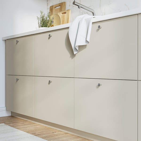 Beige ikea HAVSTORP skåp med lackerade dörrar och silverhandtag.
