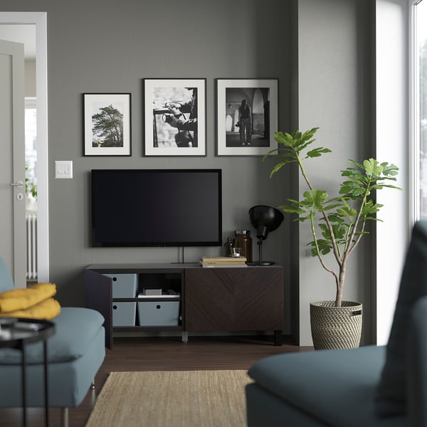 Modernt vardagsrum med tv och växt