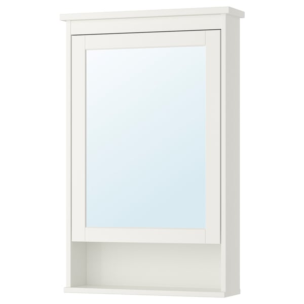 Ett vitt HEMNES spegelskåp med rektangulär form, inramat i vitt och med en hylla i härdat glas.