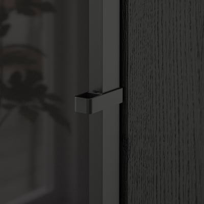 Närbild på modernt, elegant svart möbelhandtag. Reflekterande, slät finish.