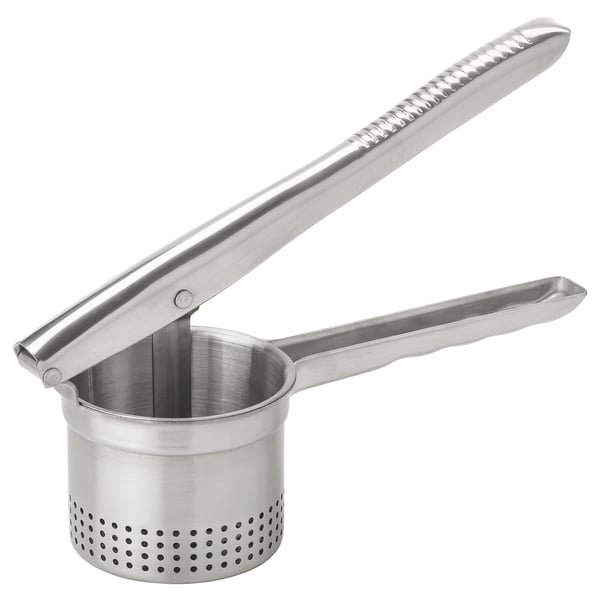 En IDEALISK potatispress i rostfritt stål, designad med två handtag och en cylindrisk nätkorg för effektiv mos av potatis.