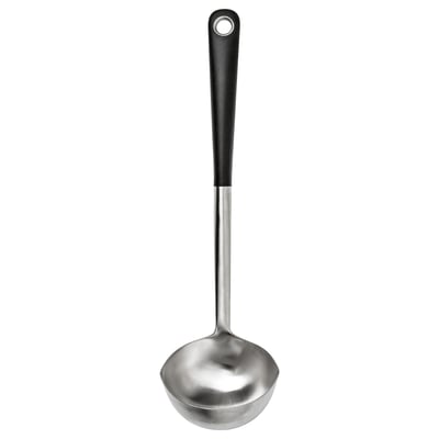 En IKEA 365+ HJÄLTE slev i svart handtag i rostfritt stål med en rund skål och ett bekvämt grepp.