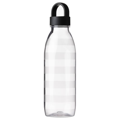 Genomskinlig IKEA 365+ vattenflaska med svart lock och handtag, rektangulär form och strukturerad design.