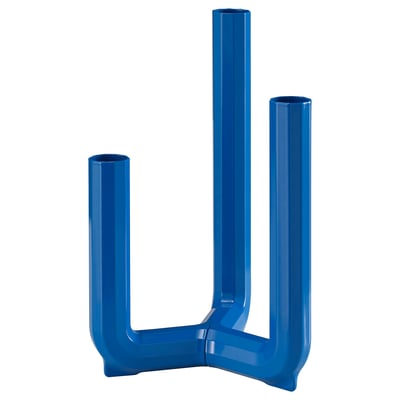 Blå trearmsljusstake, slank design. Modern, geometrisk form från IKEA. Tillverkad av starkt aluminium.