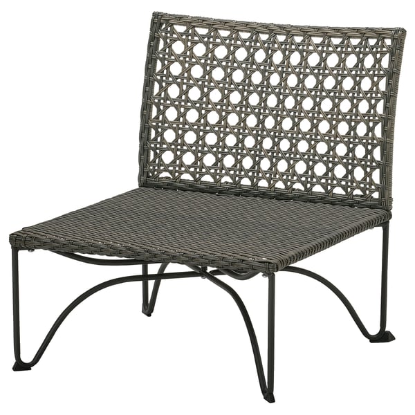 Svart korgstol med böjda ben och intrikat ryggdesign.