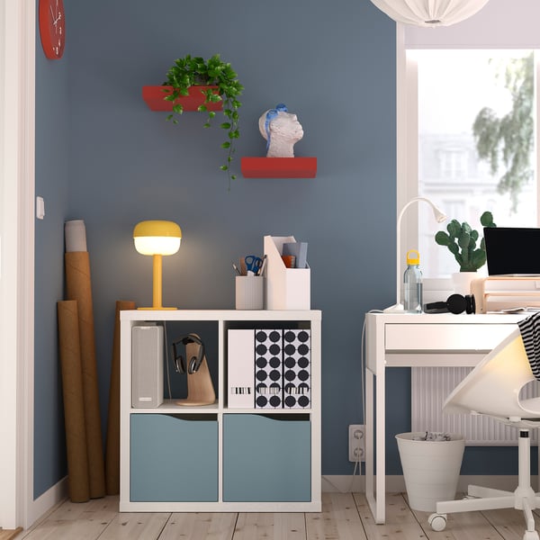 Hemmakontor med hyllor KALLAX, skrivbord och växter.