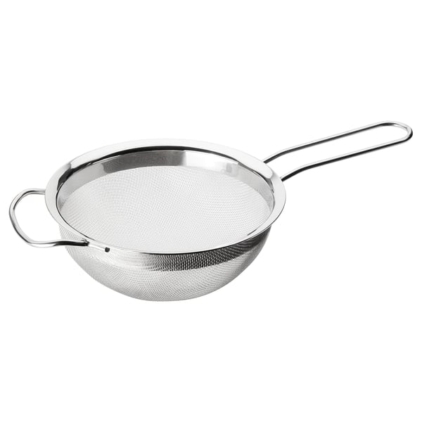 KLOCKREN-durkslaget är silverfärgat, runt och har långa handtag för enkel användning. Den är tillverkad av rostfritt stål och är robust och lätt att rengöra.