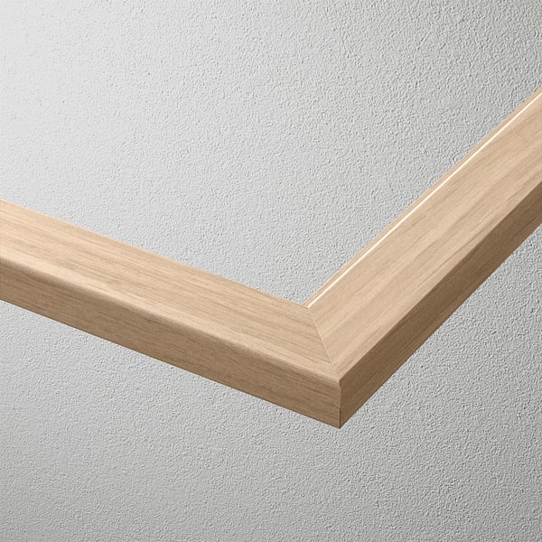 Närbild av elegant, modern ram. Ljust trä, slät yta; visar hantverk av hög kvalitet.