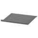 En grå stålhylla i KOMPLEMENT med sned design och konturerad kant.