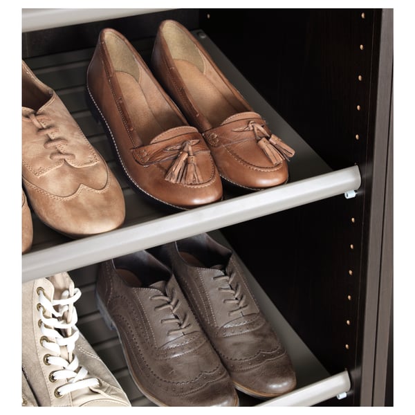 Svart vinklad skohylla med 3 par per hylla, metall, smutsavvisande kant.