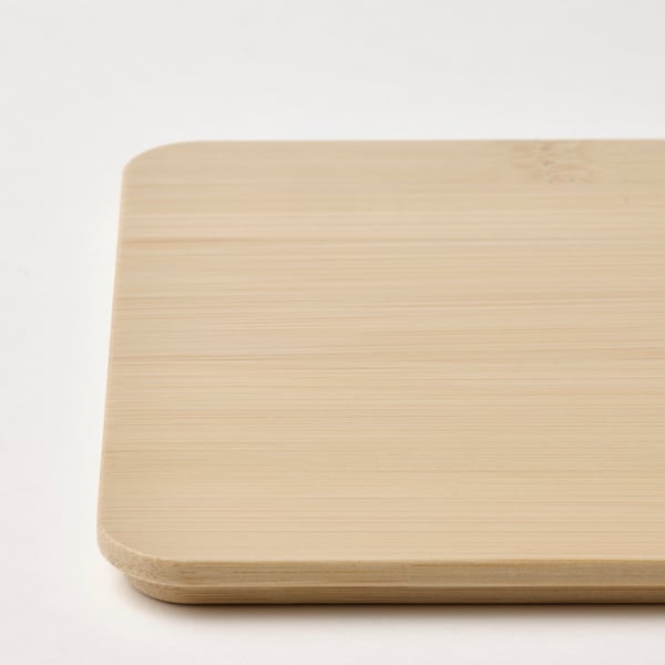 Slätt bambulock, bundet med exakt finish. Skyddar och kompletterar KUGGIS-boxen.