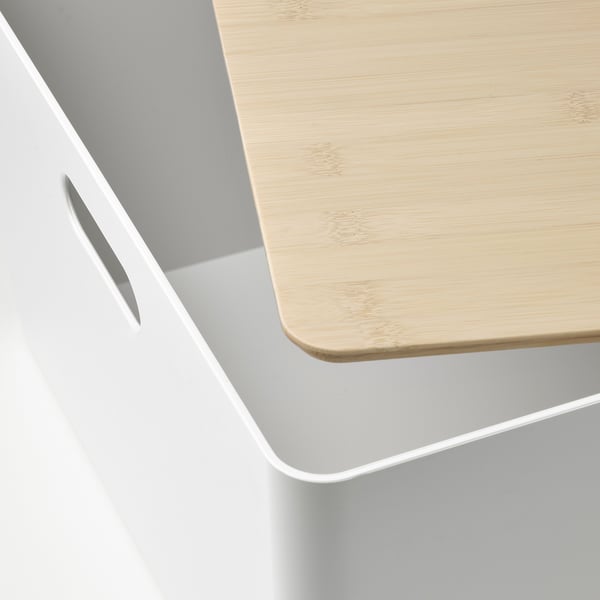 Trälock av högsta kvalitet på vit låda, designat för att staplas säkert, vilket visar upp elegant hantverk och hållbarhet.