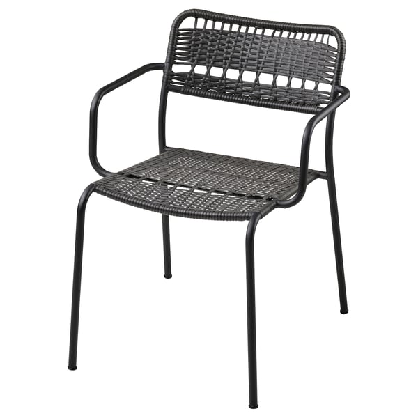 En LÄCKÖ svart stol med vävd sits, armstöd och pulverlackerad stålram. Den är designad för utomhusbruk, hållbar och stapelbar.