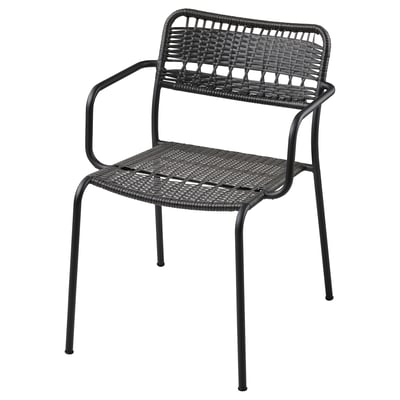 En LÄCKÖ svart stol med vävd sits, armstöd och pulverlackerad stålram. Den är designad för utomhusbruk, hållbar och stapelbar.