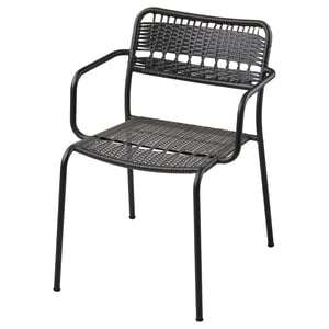 En LÄCKÖ svart stol med vävd sits, armstöd och pulverlackerad stålram. Den är designad för utomhusbruk, hållbar och stapelbar.