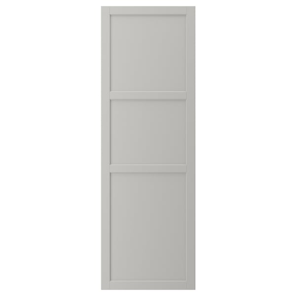 Köksluckan LERHYTTAN i ljusgrå, traditionell design med ram i massivt trä och fasade kanter.