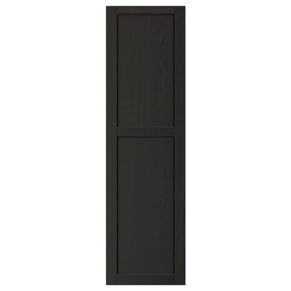 En svart kökslucka LERHYTTAN med traditionell design, med en ram i massivt trä och en infälld fanerpanel.