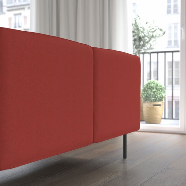 Klarröd LILLEHEM soffa med trägolv och krukväxt i närheten.