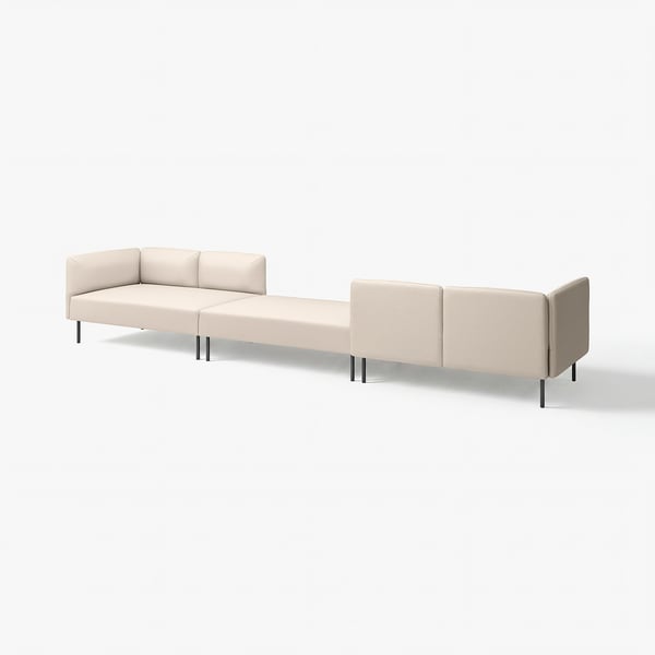 Modern krämfärgad modulsoffa med rektangulär form och slanka metallben, perfekt för mångsidiga arrangemang.