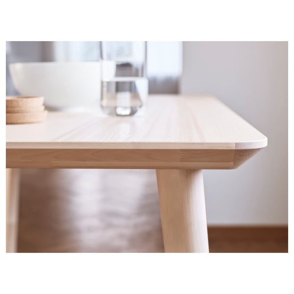 Matbord i ljust trä med robust konstruktion och naturlig finish.