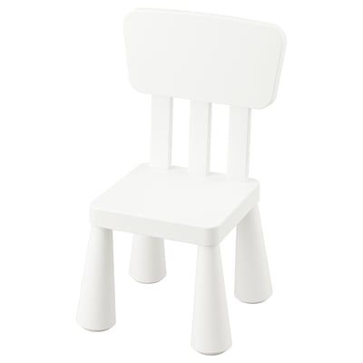 En vit MAMMUT barnstol, tillverkad av slitstark plast, med en enkel, fyrkantig form och robust design, lämplig för både inomhus- och utomhusbruk.
