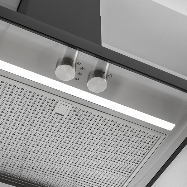 Modern köksfläkt med elegant design och led-belysning. Konstruktion i rostfritt stål, svart finish, rena linjer.