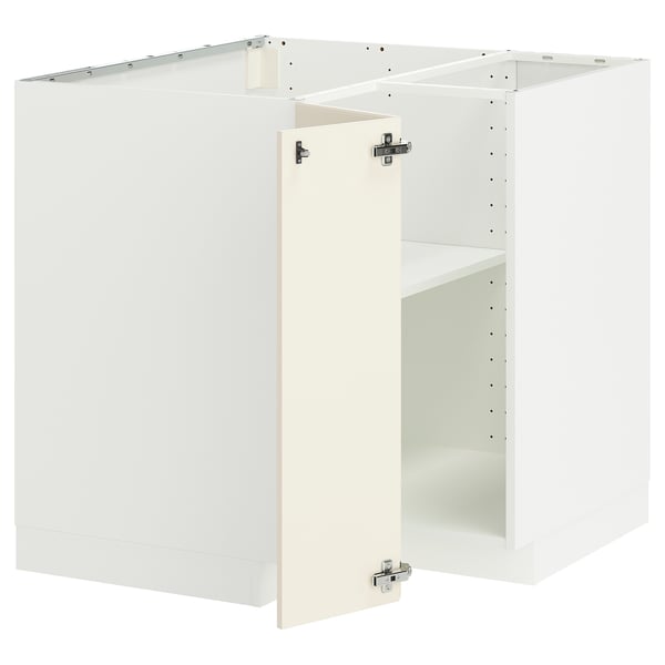 Ett vitt köksskåp från METOD med en traditionell benvit design, med en robust ram, justerbara hyllor och vändbara dörrar.
