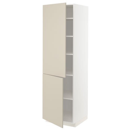 Ett vitt METOD köksskåp med beige dörrar och hyllor. Skåpet har en modern, slät design med justerbara innerhyllor.