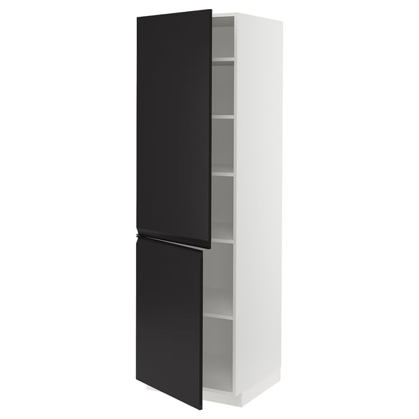 Ett högt, vitt skåp med svarta dörrar. En dörr är öppen och avslöjar hyllor på insidan. Modern design med mattsvarta handtag.