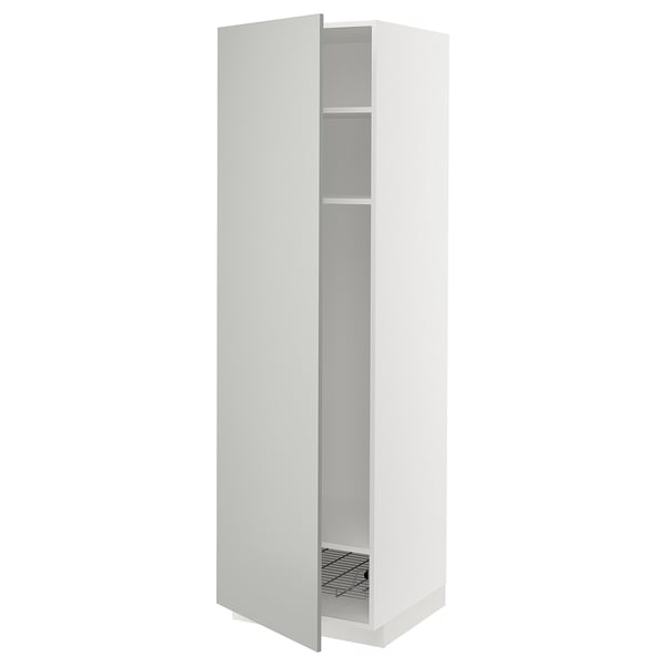 Vitt upprätt köksskåp, modern minimalistisk design, ljusgrå, hög med en öppen dörr som avslöjar hyllor och korg.