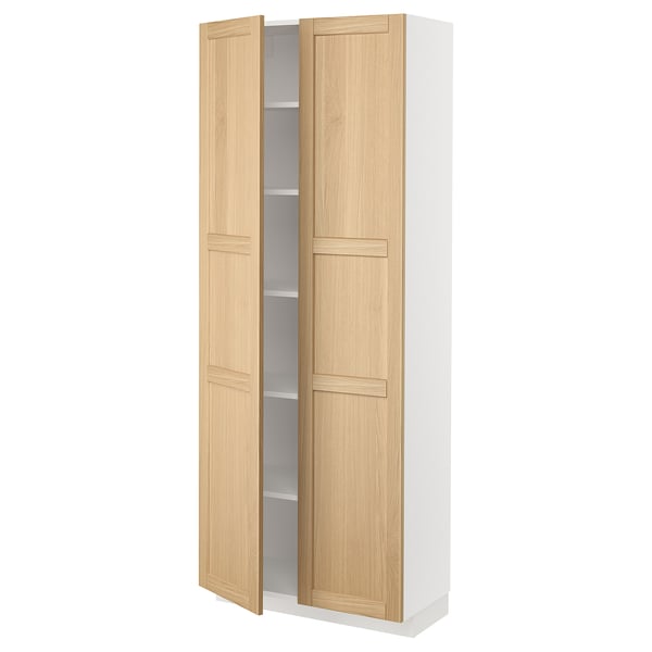Ett högt vitt skåp med ljusa ekdörrar. Skåpet har flera hyllor och en elegant, modern design.