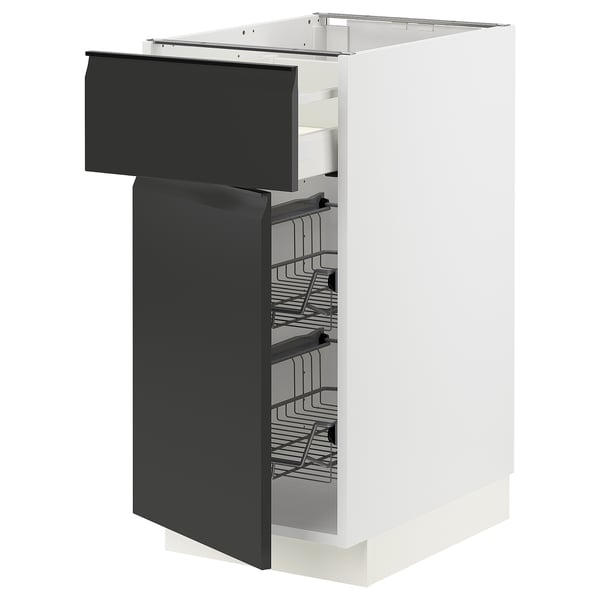 Modernt vitt köksskåp med mattsvart låda, metallhyllor, integrerat handtag och elegant design.