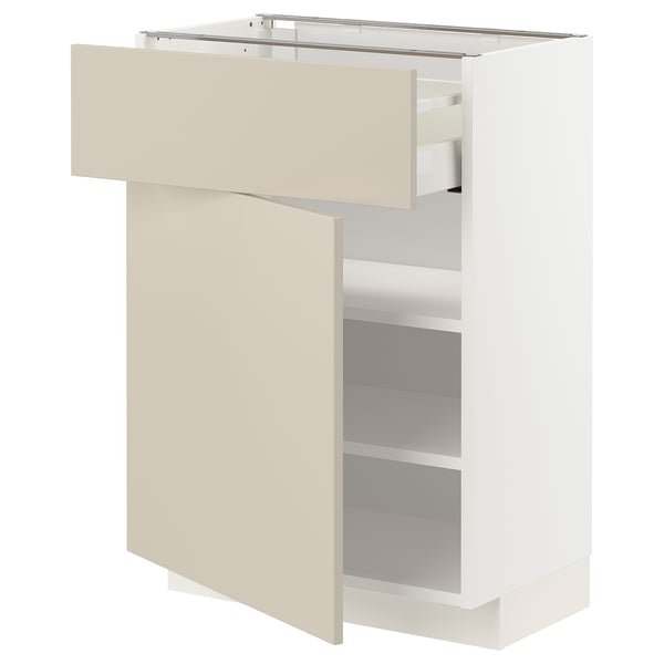 Modernt köksskåp med beige dörrar och lådor, med flyttbara hyllplan och lättgående lådor.