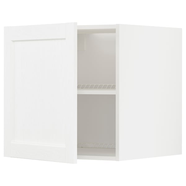 Vitt köksskåp med öppen dörr som visar två hyllor inuti. Modern design med subtil kornstruktur.