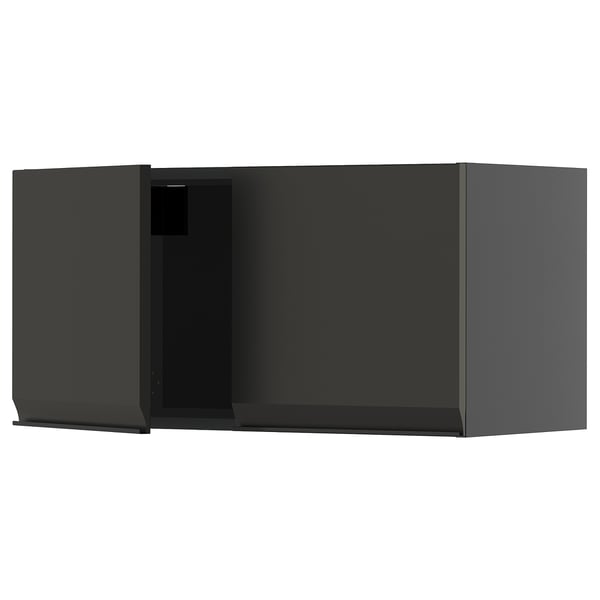 Modernt svart köksskåp med elegant, minimalistisk design. Två dörrar med integrerade handtag och vinklade kanter.