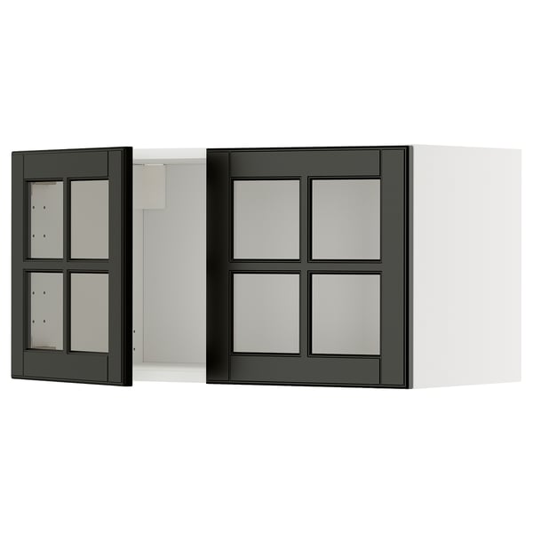 Svarta och vita köksluckor med glasdörrar. En dörr är öppen och avslöjar de inre hyllorna. Designen är modern och elegant.