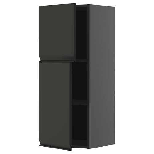 Ett METOD köksskåp i matt svart med elegant, modern design och justerbara hyllplan.