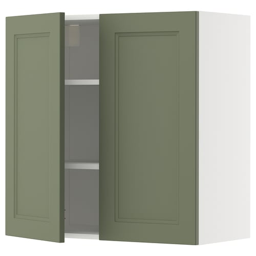 Gröna skåp, modern köksdesign, väggmonterad, med justerbara hyllor och en elegant handtagslös front.