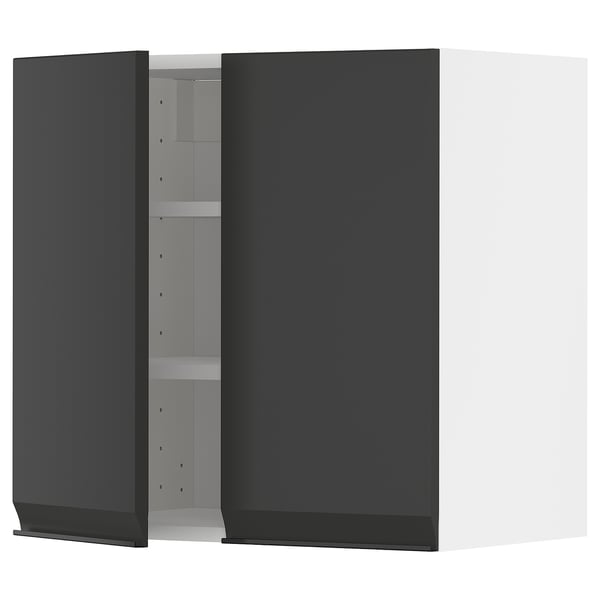 Ett modernt svart köksskåp. Den har en elegant design med justerbara hyllor och mattsvarta dörrar med integrerade handtag.