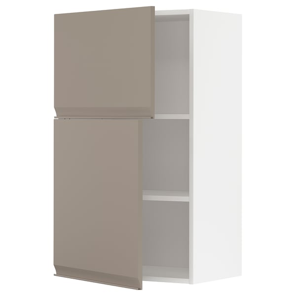 Ett modernt köksskåp i beige med stilren design, med flyttbara hyllplan och integrerade handtag.