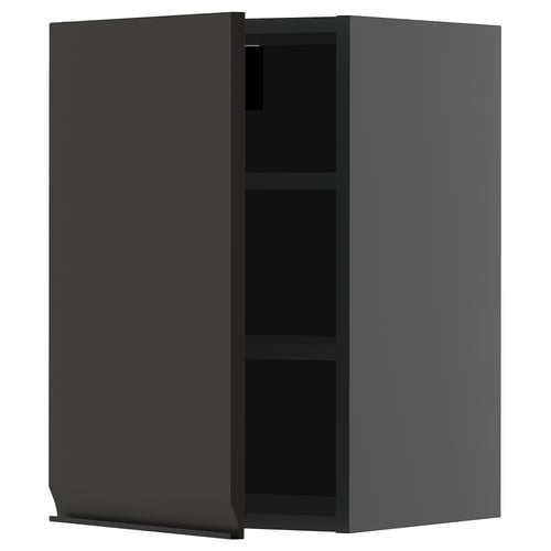 Modernt svart väggskåp med justerbar hylla; Minimalistisk, elegant design.