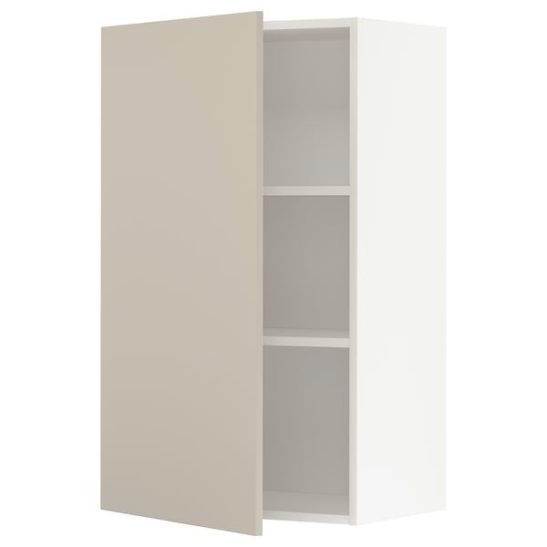 Ett beige METOD köksskåp med vit inredning och två hyllplan. Skåpdörren är stängd och designen är elegant och modern.