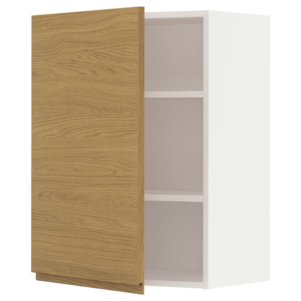 Modernt öppet träskåp, vit inredning, minimalistisk design, ljusbrun finish.